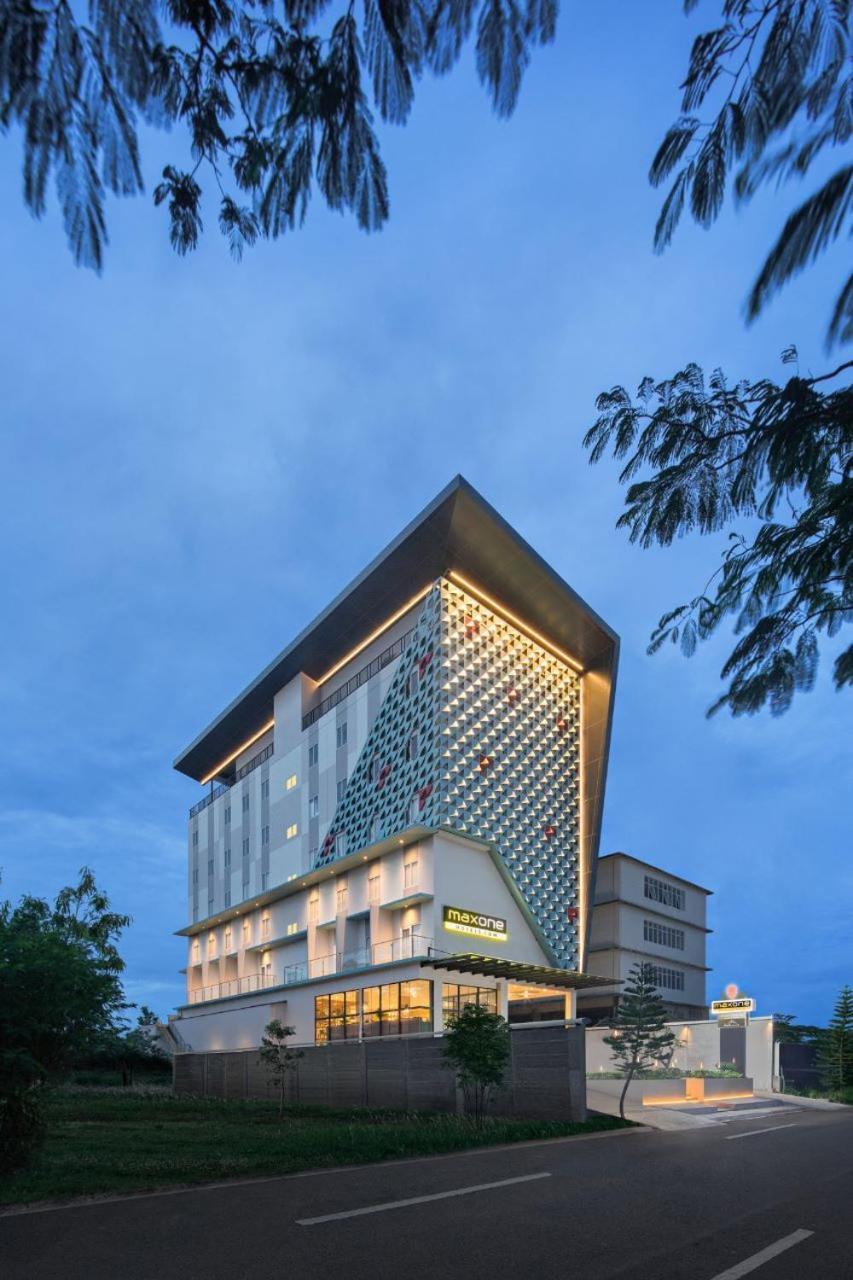 Maxonehotels At Kota Harapan Indah-Bekasi Esterno foto
