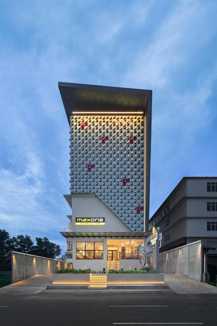 Maxonehotels At Kota Harapan Indah-Bekasi Esterno foto